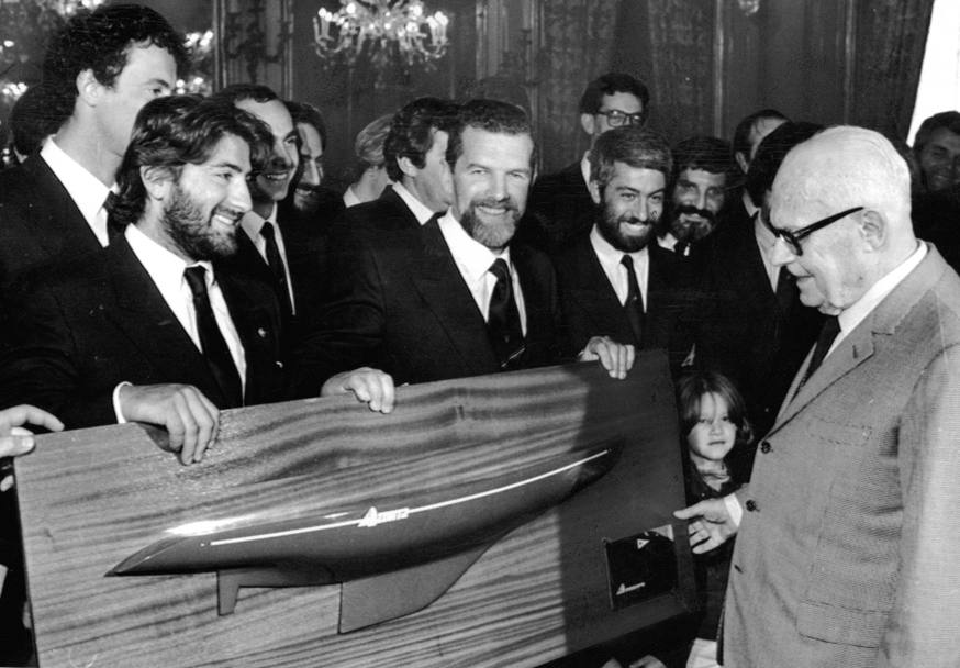 Aprile 1983: Cino Ricci e il Team di Azzurra in visita al presidente della repubblica Sandro Pertini (Ansa)
